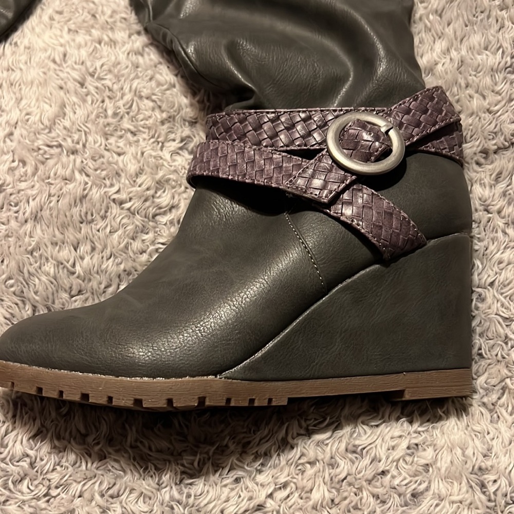 Womens wedge boots. Gray size 5.5 with cute buckles on the side. - Picture 7 of 9
